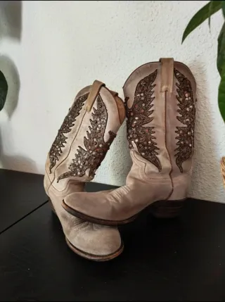 Botas Sendra Beige con Detalles Dorados