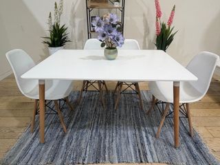 Mesa con 4 sillas nuevas de fábrica