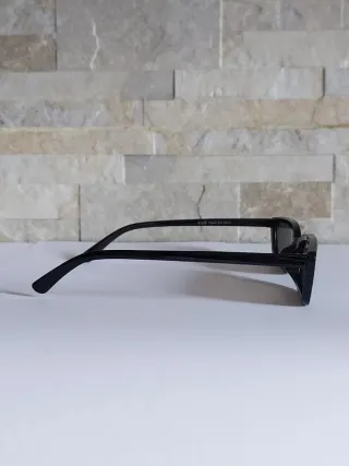 Occhiali da sole neri rettangolari