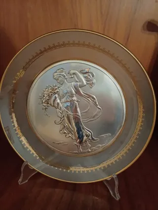 Tris piatti decorativi in argento