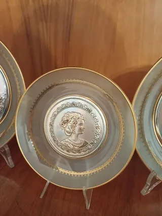 Tris piatti decorativi in argento