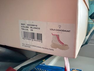 Botas Lola Casademunt blancas y rosas