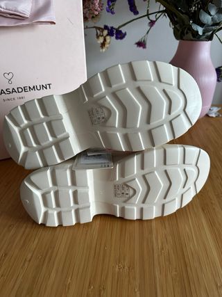 Botas Lola Casademunt blancas y rosas