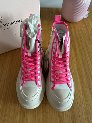 Botas Lola Casademunt blancas y rosas