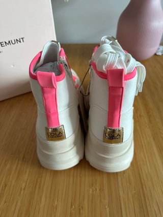 Botas Lola Casademunt blancas y rosas