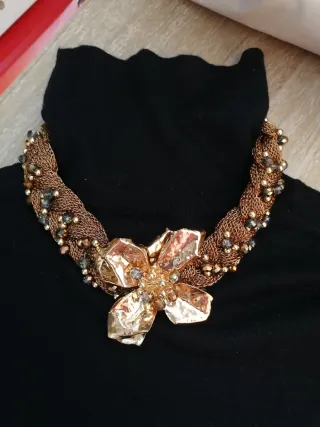 Collar dorado con flor y cuentas