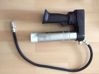 Engrasadora con maletín y cargador