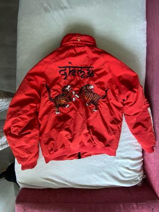 Chaqueta Roja con Tigres Bordados