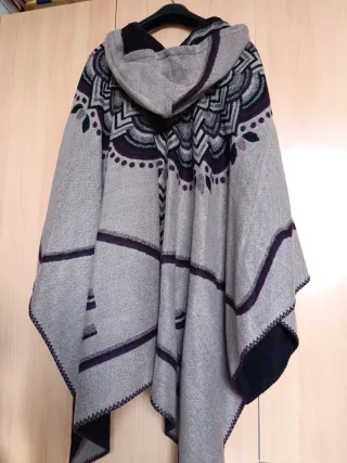 Poncho Vila estampado sin estrenar con capucha lan