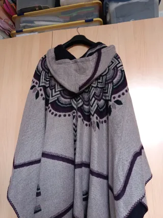 Poncho Vila estampado sin estrenar con capucha lan