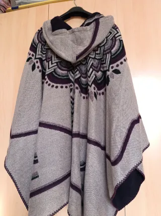Poncho Vila estampado sin estrenar con capucha lan
