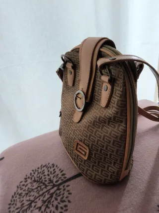 Bolso Guess elegante y amplio