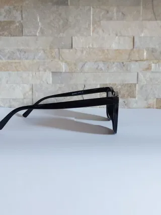 Occhiali da sole neri e oro