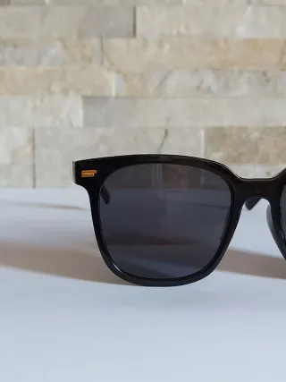 Occhiali da sole neri e oro