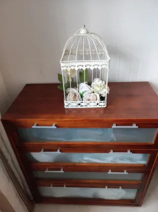 Cómoda de madera con puertas de cristal