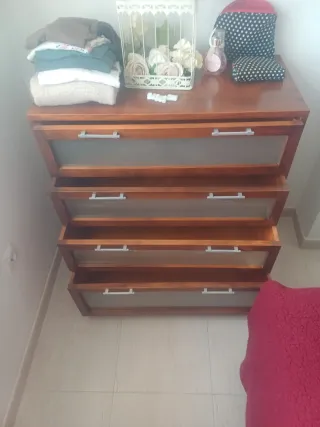 Cómoda de madera con puertas de cristal