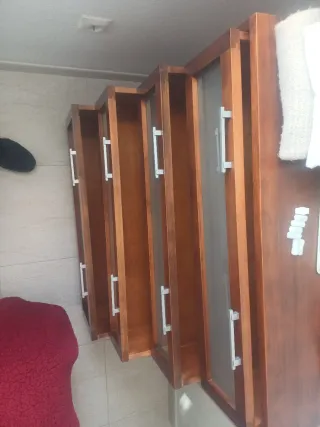 Cómoda de madera con puertas de cristal