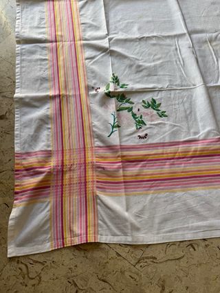 Tovaglia con fiori rosa e righe