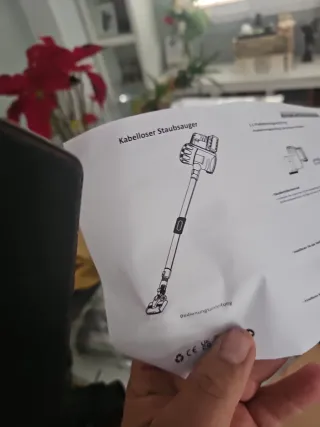 Aspiradora de mano azul y negra ( NO TRAE BATERÍA)