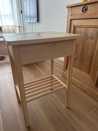 Mesita de noche Ikea Björksnäs madera y cuero