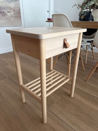Mesita de noche Ikea Björksnäs madera y cuero