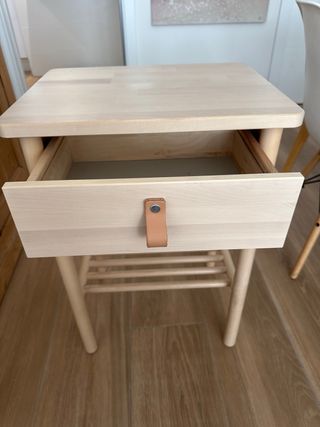 Mesita de noche Ikea Björksnäs madera y cuero