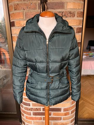 Cazadora verde acolchada con cinturón