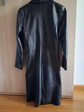 Abrigo largo de cuero negro