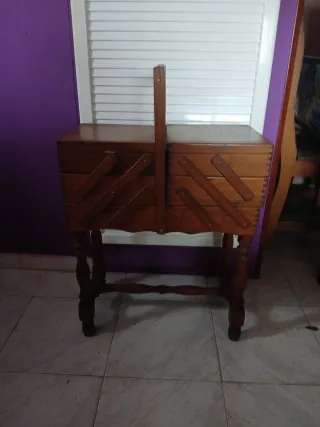 Costurero antiguo de madera