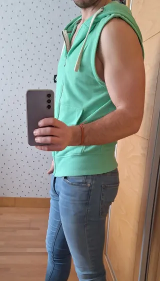 Sudadera sin mangas con capucha verde