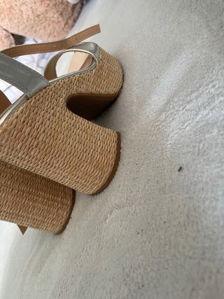 Sandalias doradas y plateadas