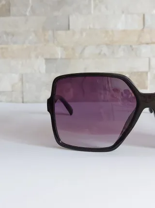Occhiali da sole neri e viola