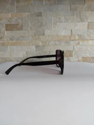 Occhiali da sole neri e viola