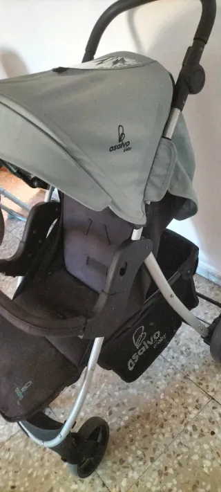 Passeggino per neonati in grigio e nero