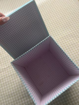Caja azul y blanco
