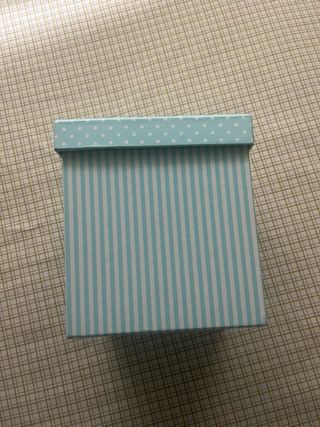 Caja azul y blanco