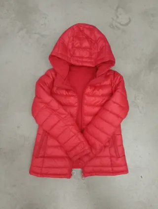 Chaqueta roja con capucha