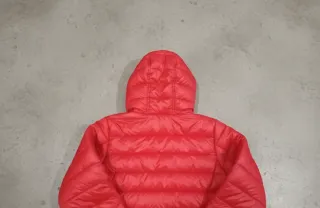 Chaqueta roja con capucha