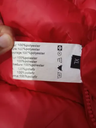 Chaqueta roja con capucha