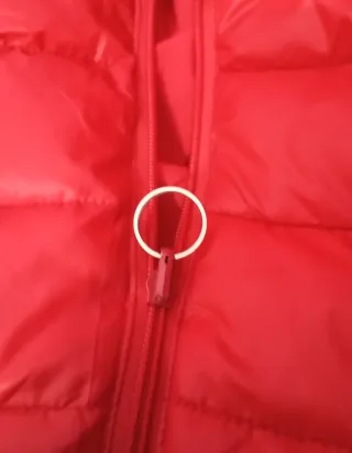 Chaqueta roja con capucha