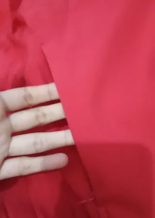 Chaqueta roja con capucha
