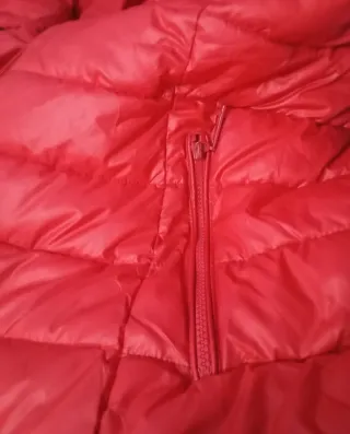 Chaqueta roja con capucha