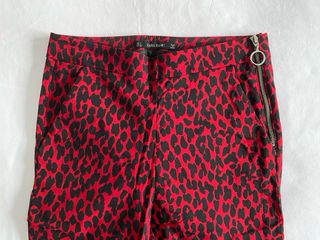 Pantalones Rojos y Negros con Estampado Leopardo
