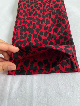 Pantalones Rojos y Negros con Estampado Leopardo