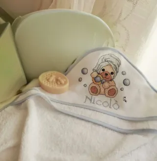 Accappatoio neonato con orsetto ricamato