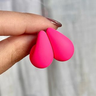 Orecchini a goccia fucsia neon