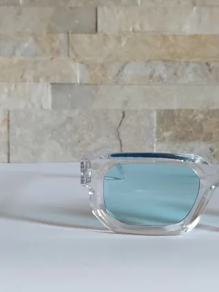 Occhiali trasparenti con lenti azzurre