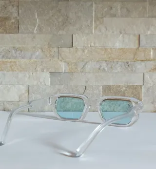 Occhiali trasparenti con lenti azzurre