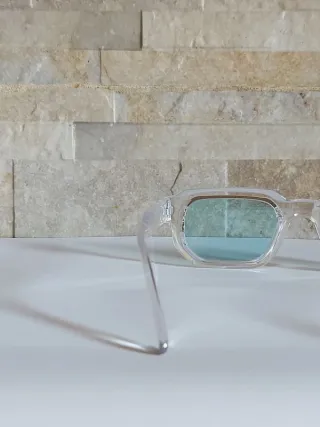 Occhiali trasparenti con lenti azzurre