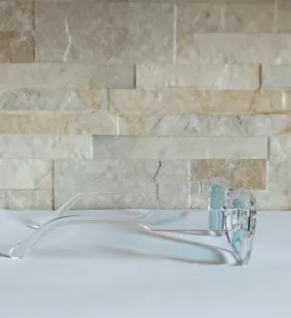 Occhiali trasparenti con lenti azzurre